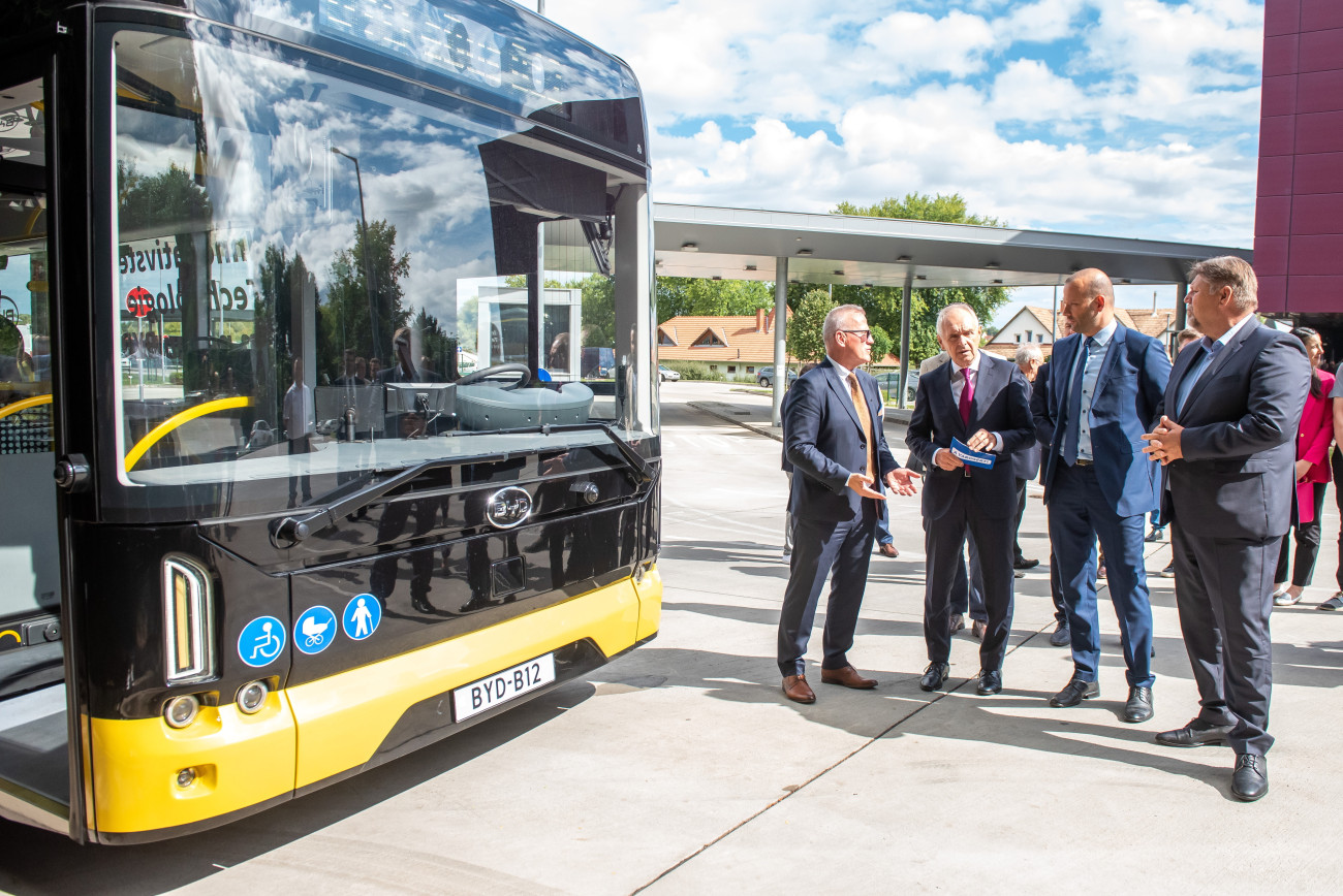 Kaposvár, 2025. szeptember 11.
Nagy Bálint, az Építési és Közlekedési Minisztérium közlekedésért felelős államtitkára (j2), Szita Károly polgármester (b2), Krenner László, a BYD Közép-kelet európai értékesítési igazgatója (b) és Gelencsér Attila, a térség fideszes országgyűlési képviselője (j) a BYD Magyarországgal a napokban kötött, 13 elektromos autóbusz beszerzéséről szóló szerződéséhez kapcsolódó sajtóeseményen Kaposváron 2025. szeptember 11-én. Ezen a napon a városban a BYD Magyarországgal pár napja megkötött, 13 elektromos autóbusz beszerzéséről szóló szerződéséhez kapcsolódóan tartottak sajtótájékoztatót.