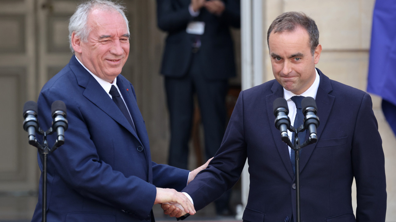 Párizs, 2025. szeptember 10.
Francois Bayrou leköszönő francia miniszterelnök (b) és újonnan kinevezett utódja, Sébastien Lecornu kezet fog a párizsi kormányfői rezidencián tartott sajtótájékoztató végén 2025. szeptember 10-én. A korábbi védelmi miniszter Lecornu már a negyedik francia miniszterelnök az utóbbi másfél évben.
MTI/EPA/AFP pool/Ludovic Marin
