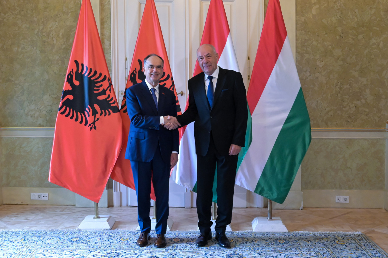 Budapest, 2025. szeptember 16.
Sulyok Tamás köztársasági elnök (j) fogadja Bajram Begajt, Albánia köztársasági elnökét a Sándor-palotában 2025. szeptember 16-án.
MTI/Bruzák Noémi