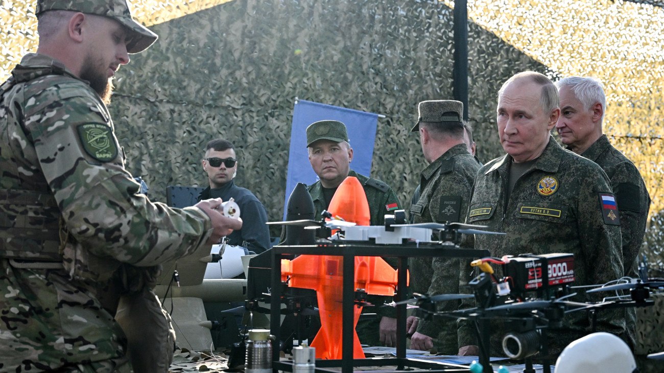 Mulino, 2025. szeptember 16.
Vlagyimir Putyin orosz elnök (j2) Andrej Belouszov orosz védelmi miniszter (j) társaságában felkeresi a Zapad-2025 fedőnevű orosz-fehérorosz hadgyakorlat színhelyét a Nyizsnyij Novgorod-i terüeleten fekvő Mulino gyakorlóterén a manőverek utosló napján, 2025. szeptember 16-án.
MTI/EPA/Szputnyik/Orosz elnöki sajtószolgálat/Szergej Bobiljov