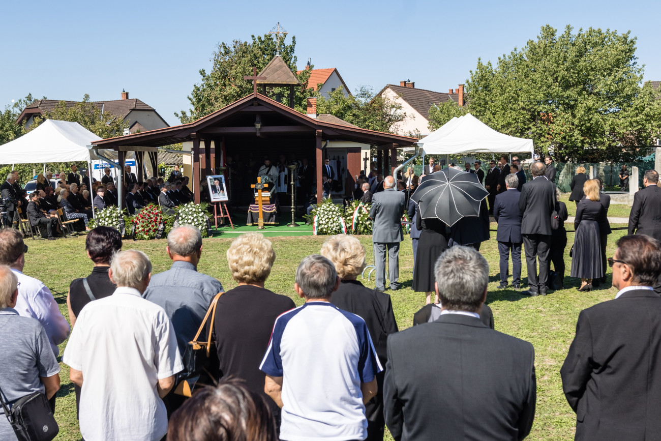 Sárvár, 2025. szeptember 19.
Gyászolók Kásler Miklós Széchenyi-díjas onkológus, az Emberi Erőforrások Minisztériumának volt vezetője ravatalánál a sárvári Sári temetőben 2025. szeptember 19-én.
MTI/Katona Tibor