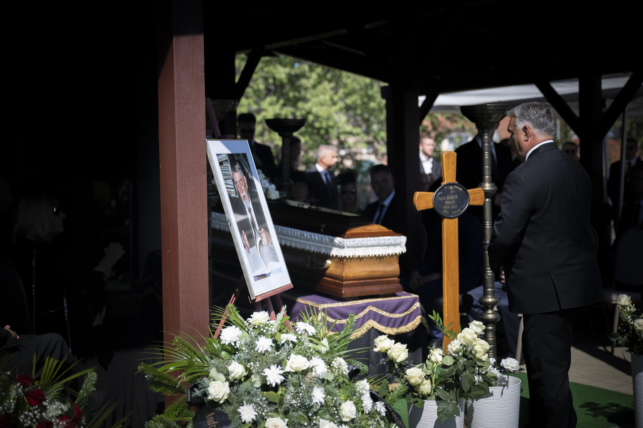 Sárvár, 2025. szeptember 19.
A Miniszterelnöki Kommunikációs Főosztály által közreadott képen Orbán Viktor miniszterelnök Kásler Miklós Széchenyi-díjas onkológus, az Emberi Erőforrások Minisztériumának volt vezetője ravatalánál a sárvári Sári temetőben 2025. szeptember 19-én.
MTI/Miniszterelnöki Kommunikációs Főosztály/Benko Vivien Cher