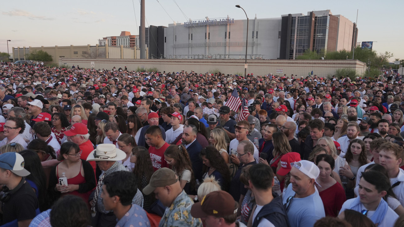 Glendale, 2025. szeptember 21.
Emberek gyülekeznek Charlie Kirk amerikai konzervatív véleményformáló gyászszertartása előtt a helyszínen, az arizonai Glendale város State Farm Stadionjánál 2025. szeptember 21-én. A 31 éves Kirköt szeptember 10-én lőtték le egy vitafórumon a Utah Valley Egyetemen, a utahi Oremben.
MTI/AP/Jae C. Hong