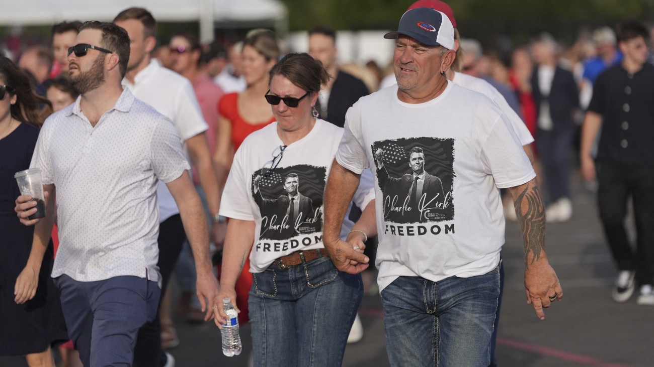 Glendale, 2025. szeptember 21.
Emberek gyülekeznek Charlie Kirk amerikai konzervatív véleményformáló gyászszertartása előtt a helyszínen, az arizonai Glendale város State Farm Stadionjánál 2025. szeptember 21-én. A 31 éves Kirköt szeptember 10-én lőtték le egy vitafórumon a Utah Valley Egyetemen, a utahi Oremben.
MTI/AP/Jae C. Hong