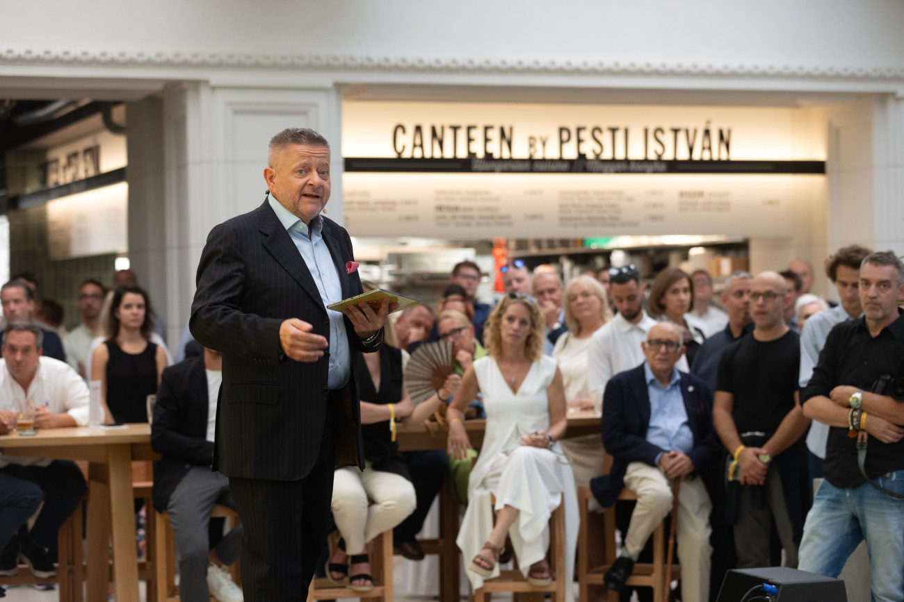 Budapest, 2025. szeptember 22.
Harmath Csaba, a Gault&Millau szakmai vezetője beszédet mond a Gault&Millau Magyarország 2025-ös díjátadó gáláján a Time Out Market étteremben Budapesten 2025. szeptember 22-én.
MTI/Kocsis Zoltán