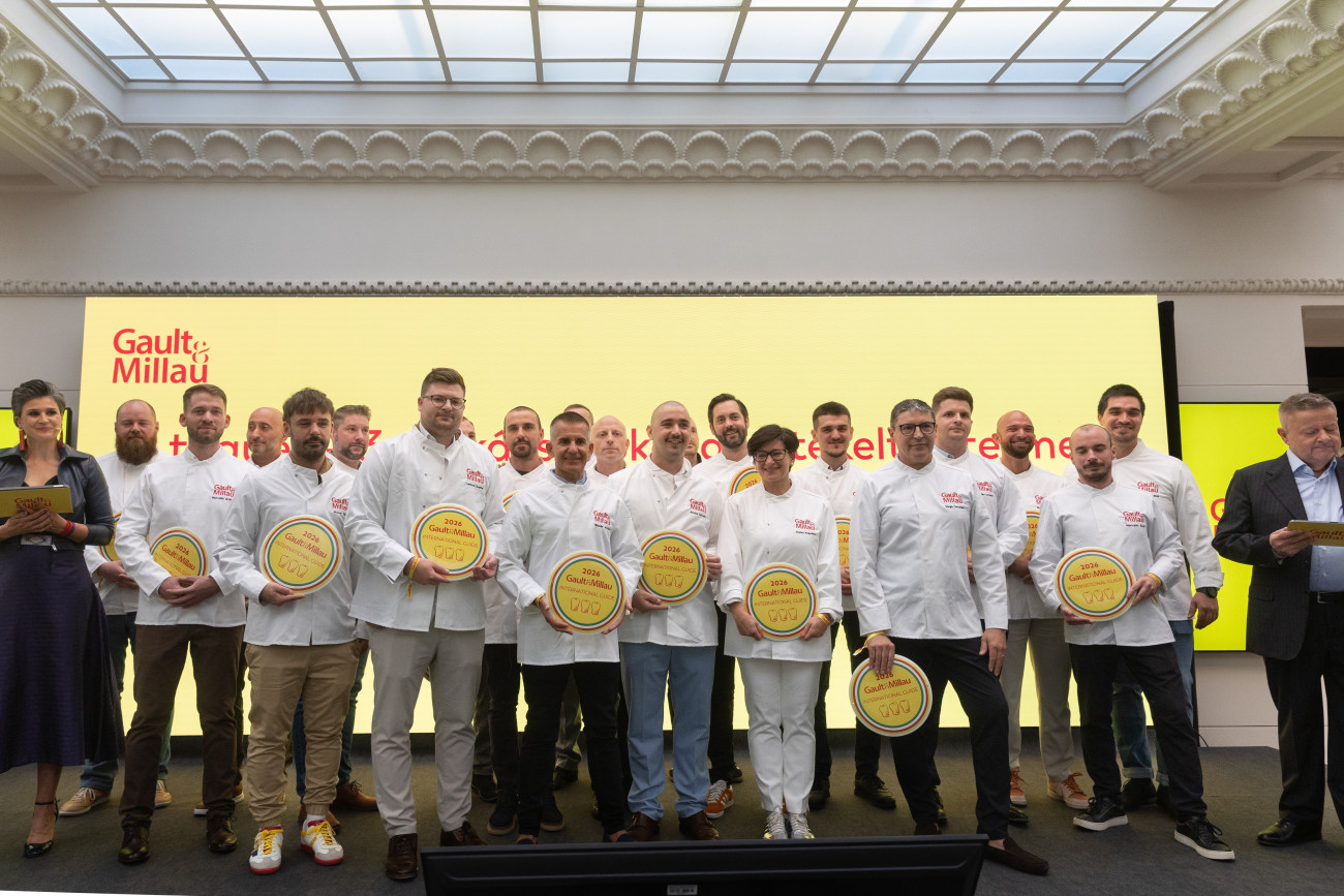 Budapest, 2025. szeptember 22.
A 15-16,5 pont között végzett éttermek séfjei a Gault&Millau Magyarország 2025-ös díjátadó gáláján a Time Out Market étteremben Budapesten 2025. szeptember 22-én.
MTI/Kocsis Zoltán