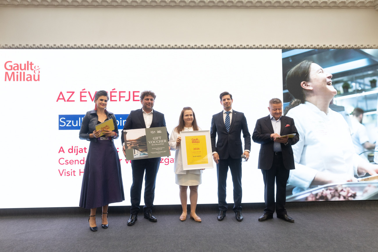 Budapest, 2025. szeptember 22.
Szulló Szabina (Stand Étterem és Stand25 Bisztró), az év séfje (k), Csendes Oliver, a Visit Hungary vezérigazgatója (j2), Harmath Csaba, a Gault&Millau szakmai vezetője (j1), Havas Dóra gasztroblogger (b1), Daniele Scaglia, a Réva resort & spa vezetője (b2) a Gault&Millau Magyarország 2025-ös díjátadó gáláján a Time Out Market étteremben Budapesten 2025. szeptember 22-én.
MTI/Kocsis Zoltán