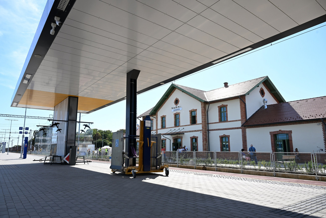 LĹkĂśshĂĄza, 2025. szeptember 23.
A lĹkĂśshĂĄzi vasĂştĂĄllomĂĄson a BĂŠkĂŠscsaba ĂŠs LĹkĂśshĂĄza kĂśzĂśtt megvalĂłsult vasĂşti vonalszakasz fejlesztĂŠsĂŠnek ĂĄtadĂł ĂźnnepsĂŠgĂŠnek napjĂĄn, 2025. szeptember 23-ĂĄn.
MTI/MĂĄthĂŠ ZoltĂĄn