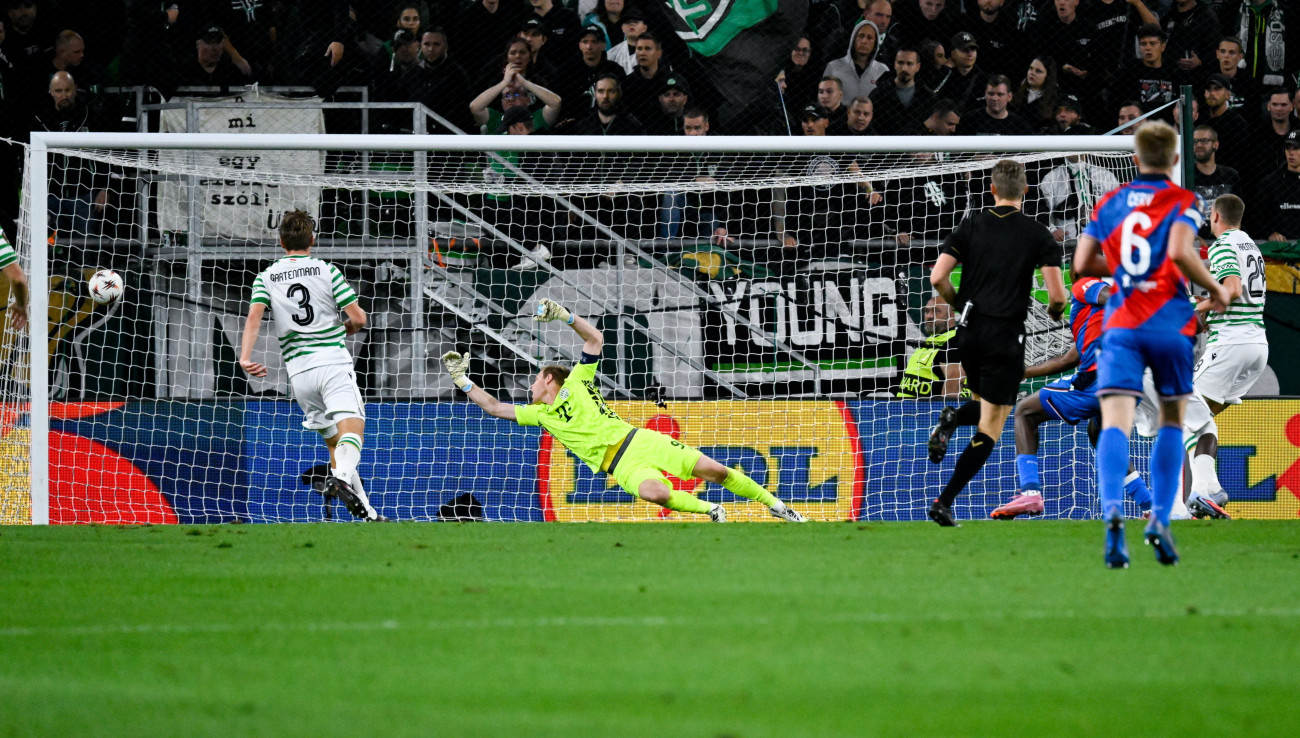 Budapest, 2025. szeptember 25.
Dibusz Dénes, a Ferencváros kapusa (b2) gólt kap a labdarúgó Európa-liga alapszakaszának első fordulójában játszott Ferencváros TC - Viktoria Plzen mérkőzésen a budapesti Groupama Arénában 2025. szeptember 25-én.
MTI/Hegedüs Róbert
