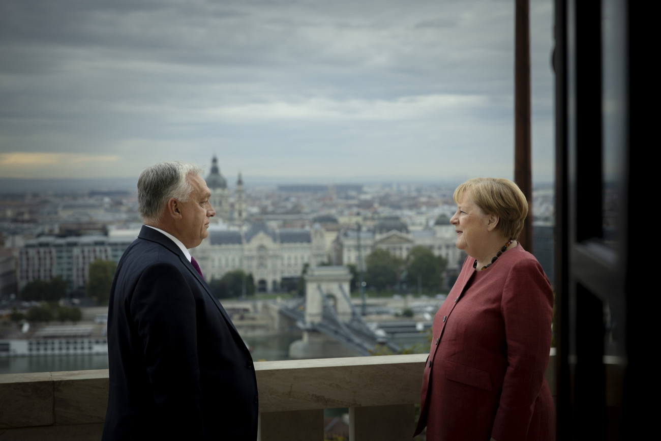 Budapest, 2025. október 1.
A Miniszterelnöki Kommunikációs Főosztály által közreadott képen Orbán Viktor miniszterelnök fogadja Angela Merkelt, a Németországi Szövetségi Köztársaság korábbi kancellárját a Karmelita kolostorban 2025. október 1-jén.
MTI/Miniszterelnöki Kommunikációs Főosztály/Fischer Zoltán