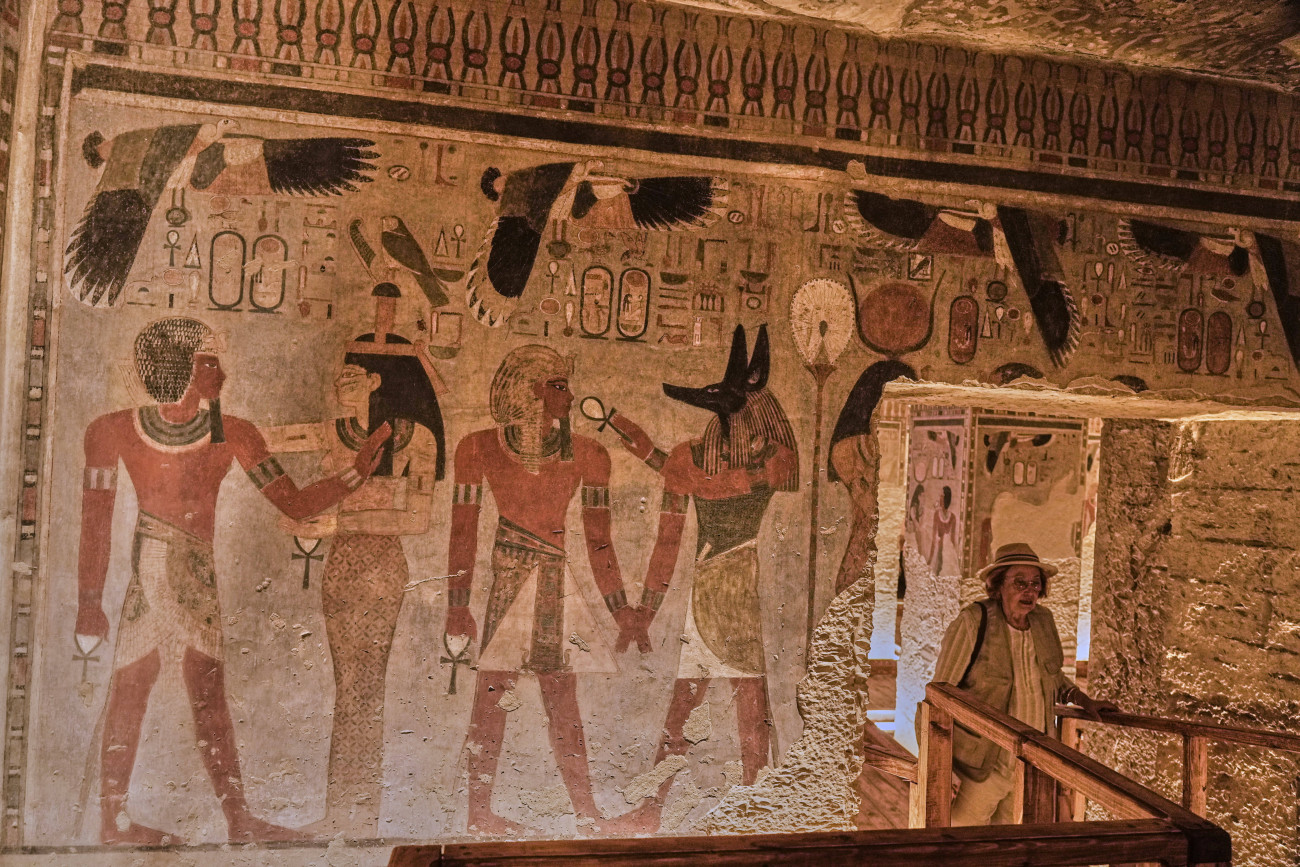 Luxor, 2025. október 4.
Turista III. Amenhotep fáraó felújított sírkamrájában a Királyok Völgyében, az egyiptomi Luxornál 2025. október 4-én. A Kr. e. 14. századi óegyiptomi uralkodó sírja ezen a napon nyílt meg újra a látogatók előtt, az UNESCO égisze alatt több mint két évtizeden át tartó restaurálási munkálatok végeztével.
MTI/AP/Amr Nabil