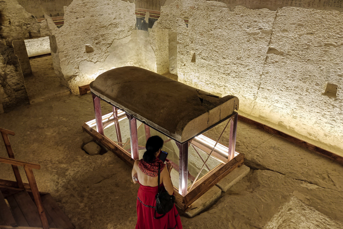 Luxor, 2025. október 4.
Turista III. Amenhotep fáraó felújított sírkamrájában a Királyok Völgyében, az egyiptomi Luxornál 2025. október 4-én. A Kr. e. 14. századi óegyiptomi uralkodó sírja ezen a napon nyílt meg újra a látogatók előtt, az UNESCO égisze alatt több mint két évtizeden át tartó restaurálási munkálatok végeztével.
MTI/EPA