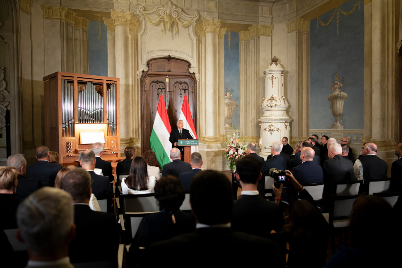 Veszprém, 2025. október 5.
A Miniszterelnöki Kommunikációs Főosztály által közreadott képen Orbán Viktor miniszterelnök ünnepi beszédet mond a veszprémi Szent Mihály Főszékesegyház újraszentelése után Veszprémben, az Érseki Palota Dísztermében 2025. október 5-én.
MTI/Miniszterelnöki Kommunikációs Főosztály/Fisher Zoltán