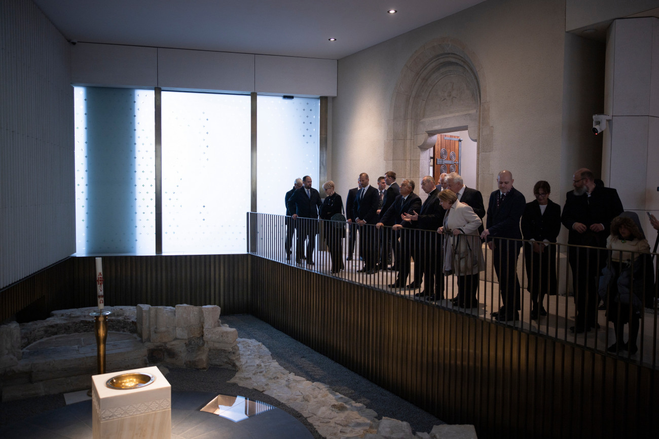 Veszprém, 2025. október 5.
A Miniszterelnöki Kommunikációs Főosztály által közreadott képen Orbán Viktor miniszterelnök és Udvardy György veszprémi érsek (középen b-j) a veszprémi Szent Mihály Főszékesegyház újraszentelése alkalmából tartott ünnepi szentmise után 2025. október 5-én.
MTI/Miniszterelnöki Kommunikációs Főosztály/Fischer Zoltán