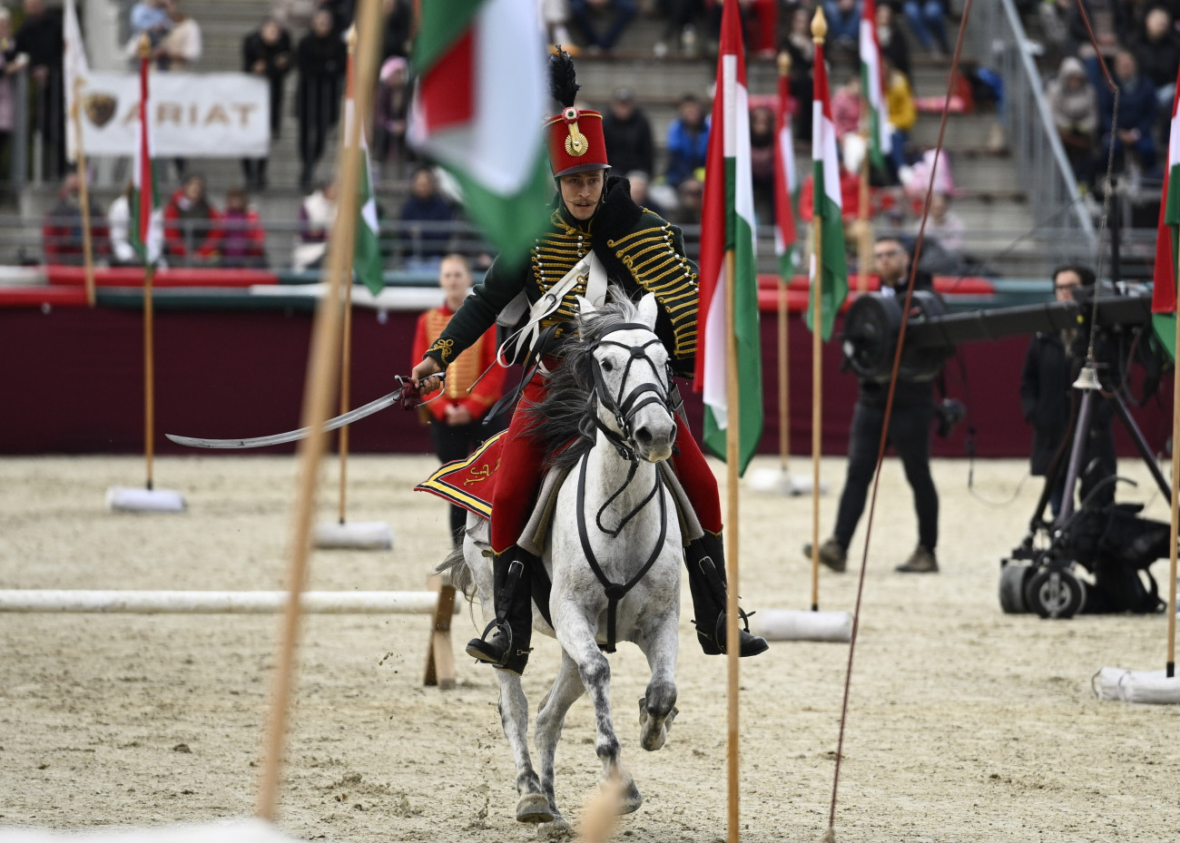 Szilvásvárad, 2025. október 5.
A későbbi győztes Félegyházi Botond hagyományörző a Hagyományőrző huszárverseny döntőjén a 18. Nemzeti Vágtán a Szilvásváradi Lipicai Lovasközpontban 2025. október 5-én.
MTI/Bodnár Boglárka