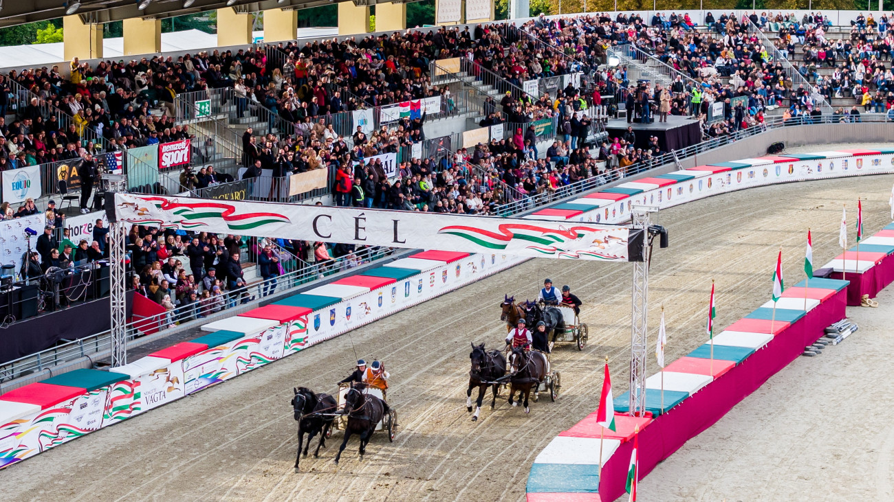 Szilvásvárad, 2025. október 5.
A drónnal készült képen a Fogatvágta döntője a 18. Nemzeti Vágtán a Szilvásváradi Lipicai Lovasközpontban 2025. október 5-én.
MTI/Czeglédi Zsolt