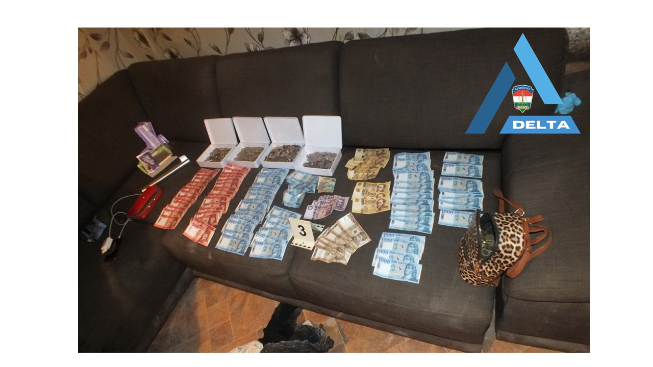 A lakásában tartott kutatás során mobiltelefont, több gramm drogot, valamint vagyonvisszaszerzés keretében 250 000 forintot foglaltak le. kép: police.hu