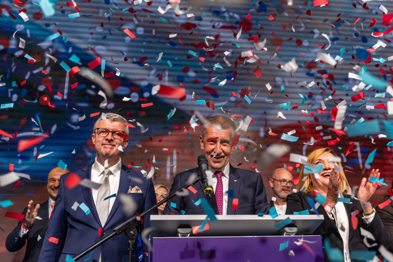 Forrás: MTI/EPA/Martin Divisek - Andrej Babis korábbi cseh miniszterelnök bejelenti az ANO választási győzelmét