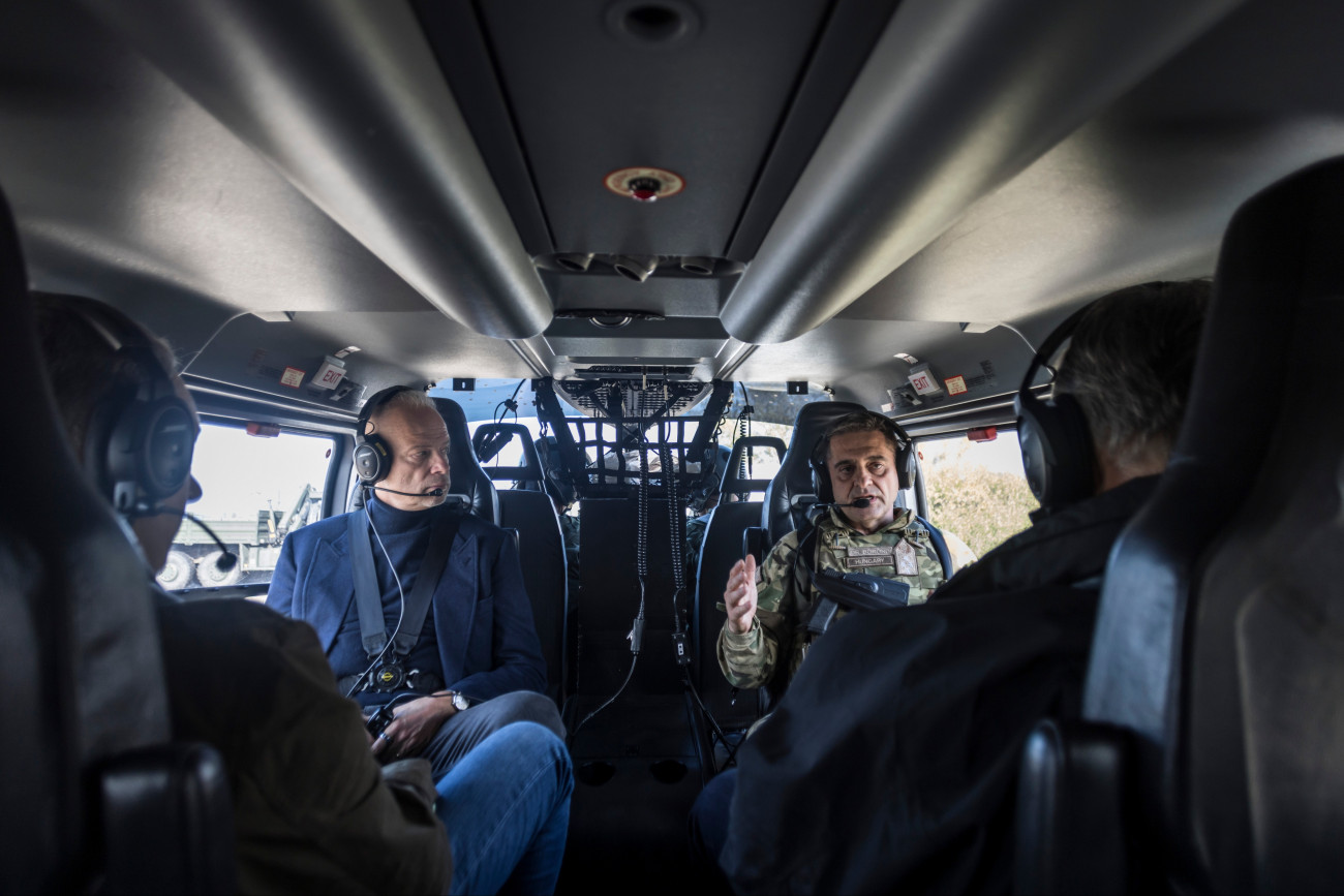 Mezõkövesd, 2025. október 9.
A Miniszterelnöki Kommunikációs Fõosztály által közreadott képen Orbán Viktor miniszterelnök (j, háttal) az 