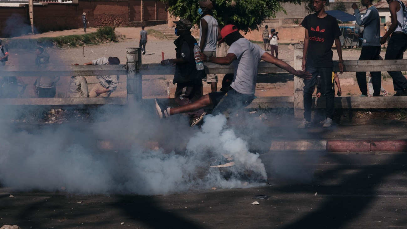 Antananarivo, 2025. október 11.
Rendõrségi könnygázgránátot rúg el magától egy tüntetõ az államfõ lemondását követelõ tiltakozáson a madagaszkári fõvárosban, Antananarivóban október 11-én. Andry Rajoelina madagaszkári elnök szeptember 29-én elrendelte az afrikai szigetország kormányának felmentését azt követõen, hogy az ivóvíz- és áramszolgáltatás akadozása miatt szeptember végén kirobbant, zavargássá fajult tüntetéseken két tucatnyian meghaltak.
MTI/EPA/Razafindrakoto Mamy