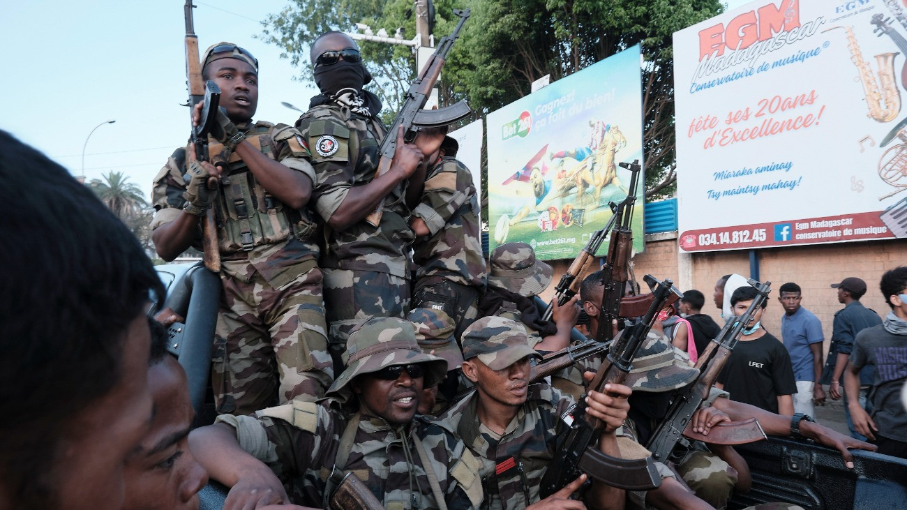 Antananarivo, 2025. október 11.
Katonák járõröznek az államfõ lemondását követelõ tüntetésen a madagaszkári fõvárosban, Antananarivóban október 11-én. Andry Rajoelina madagaszkári elnök szeptember 29-én elrendelte az afrikai szigetország kormányának felmentését azt követõen, hogy az ivóvíz- és áramszolgáltatás akadozása miatt szeptember végén kirobbant, zavargássá fajult tüntetéseken két tucatnyian meghaltak.
MTI/EPA/Razafindrakoto Mamy