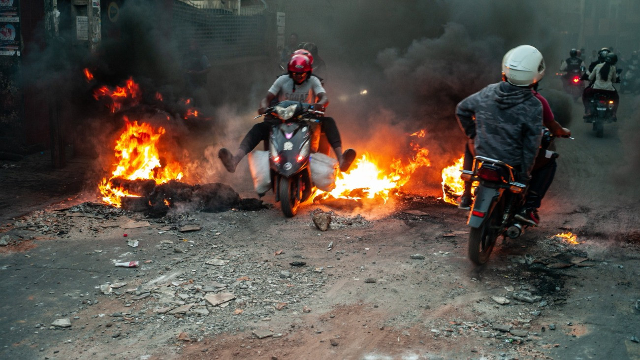 Antananarivo, 2025. szeptember 29.
A 2025. szeptember 25-i képen felgyújtott autógumik mellett hajtanak el robogósok az ivóvíz- és áramszolgáltatás akadozása miatt kirobbant tüntetések egyikén a madagaszkári fõvárosban, Antananarivóban. Andry Rajoelina madagaszkári elnök szeptember 29-én elrendelte az afrikai szigetország kormányának felmentését azt követõen, hogy a zavargássá fajult tüntetéseken az ENSZ emberi jogi fõbiztossága szerint 22-en meghaltak.
MTI/EPA/Henitsoa Rafalia