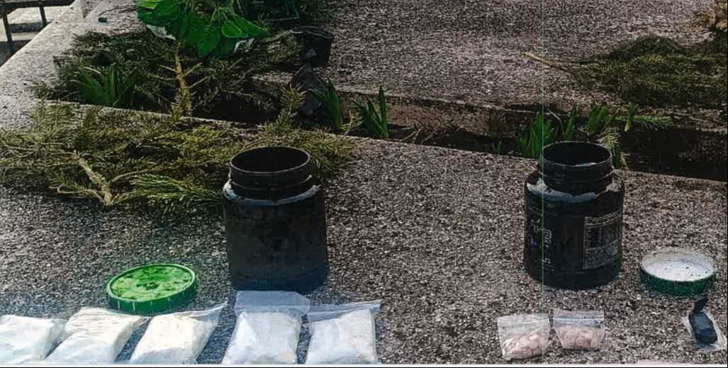 Elhunyt férje sírjában rejtegette a kábítószert. Forrás: Heves Vármegyei Főügyészség