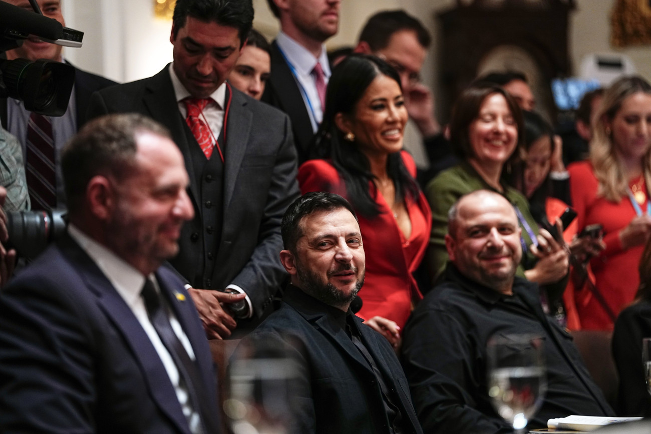 Washington, 2025. október 17.
Volodimir Zelenszkij ukrán államfõ (k) munkaebéden vesz részt Donald Trump amerikai elnökkel a washingtoni Fehér Házban 2025. október 17-én. Zelenszkij mellett balról Andrij Jermak ukrán elnöki kabintetfõnök, jobbról Rusztem Umerov, az ukrán Nemzetbiztonsági és Védelmi Tanács (RNBO) titkára.
MTI/EPA/SIPA USA pool/Aaron Schwartz