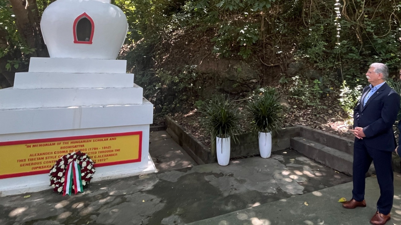 Vung Tau, 2025. október 19.
Az Országgyûlés Sajtóirodája által közreadott képen Kövér László, az Országgyûlés elnöke megkoszorúzza Kõrösi Csoma Sándor nemrég felújított emléksztúpáját a vietnámi Vung Tau városban 2025. október 18-án.
MTI/Az Országgyûlés Sajtóirodája/