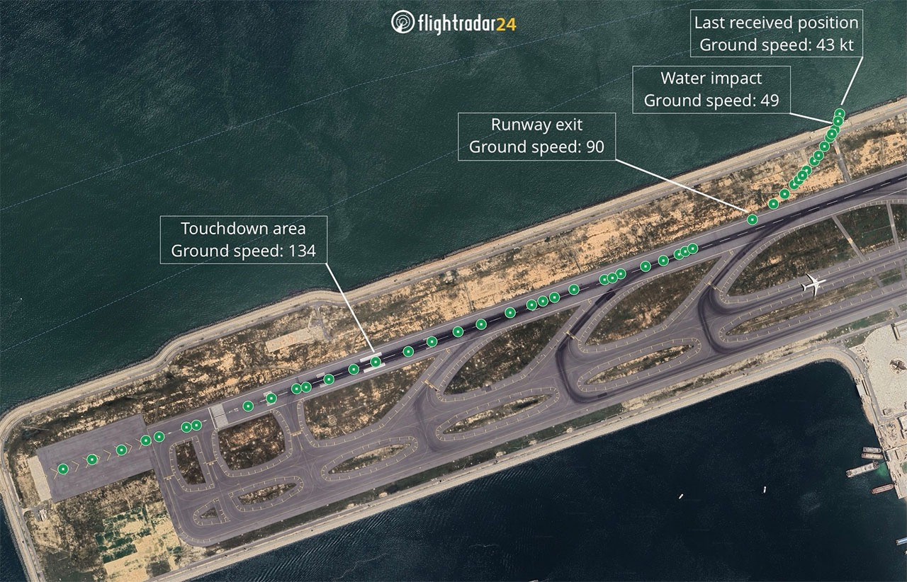 A Flightradar24.com adatai szerint a földet érést követően, 90 csomós sebességgel balra hagyta el a futópálya felületét a repülőgép, majd tovább lassulva belecsúszott a vízbe