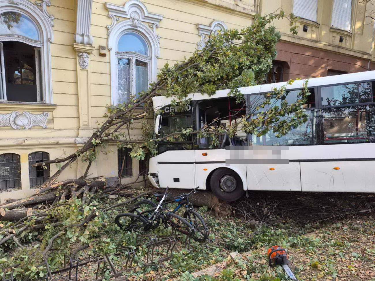 Mentõk és tûzoltók látják el a sérülteket egy összeroncsolódott autóbusz mellett a Kossuth Lajos és a Damjanich utca keresztezõdésénél Szolnokon 2025.
Forrás: police.hu