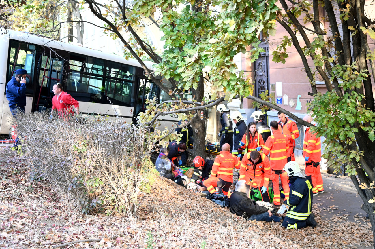 Szolnok, 2025. október 22.
Mentõk és tûzoltók látják el a sérülteket egy összeroncsolódott autóbusz mellett a Kossuth Lajos és a Damjanich utca keresztezõdésénél Szolnokon 2025. október 22-én. A Szandaszõlõs felõl Szolnok irányába közlekedõ helyi járat eddig tisztázatlan körülmények között a Szabadság térrõl lehajtott és belecsapódott a Varga Katalin Gimnázium falába. Egy gyalogos és több utas megsérült.
MTI/Mészáros János