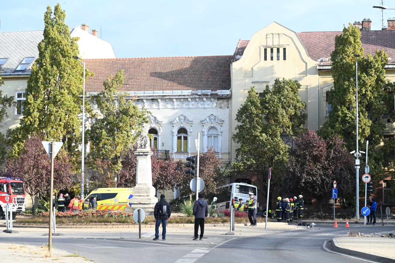 Szolnok, 2025. október 22.
Összeroncsolódott autóbusz a Kossuth Lajos és a Damjanich utca keresztezõdésénél Szolnokon 2025. október 22-én. A Szandaszõlõs felõl Szolnok irányába közlekedõ helyi járat eddig tisztázatlan körülmények között a Szabadság térrõl lehajtott és belecsapódott a Varga Katalin Gimnázium falába. Egy gyalogos és több utas megsérült.
MTI/Mészáros János