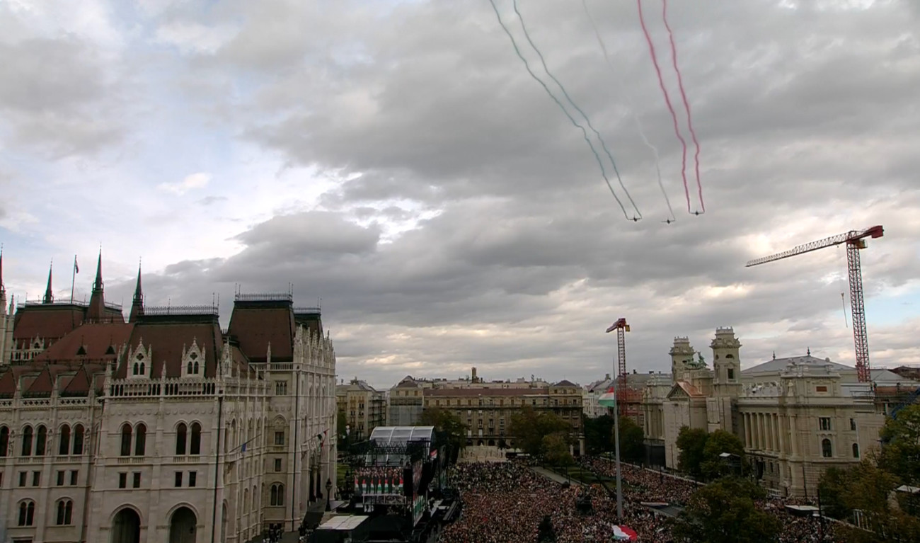 Gripenek a Kossuth Lajos tér fölött 2025. október 23-án (Forrás: Facebook/Orbán Viktor)