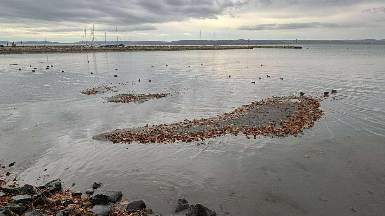Alcsony a Balaton Balatonföldvárnál.
