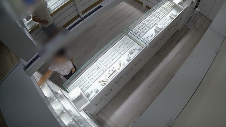 Ékszert loptak a Balatonnál a románok.