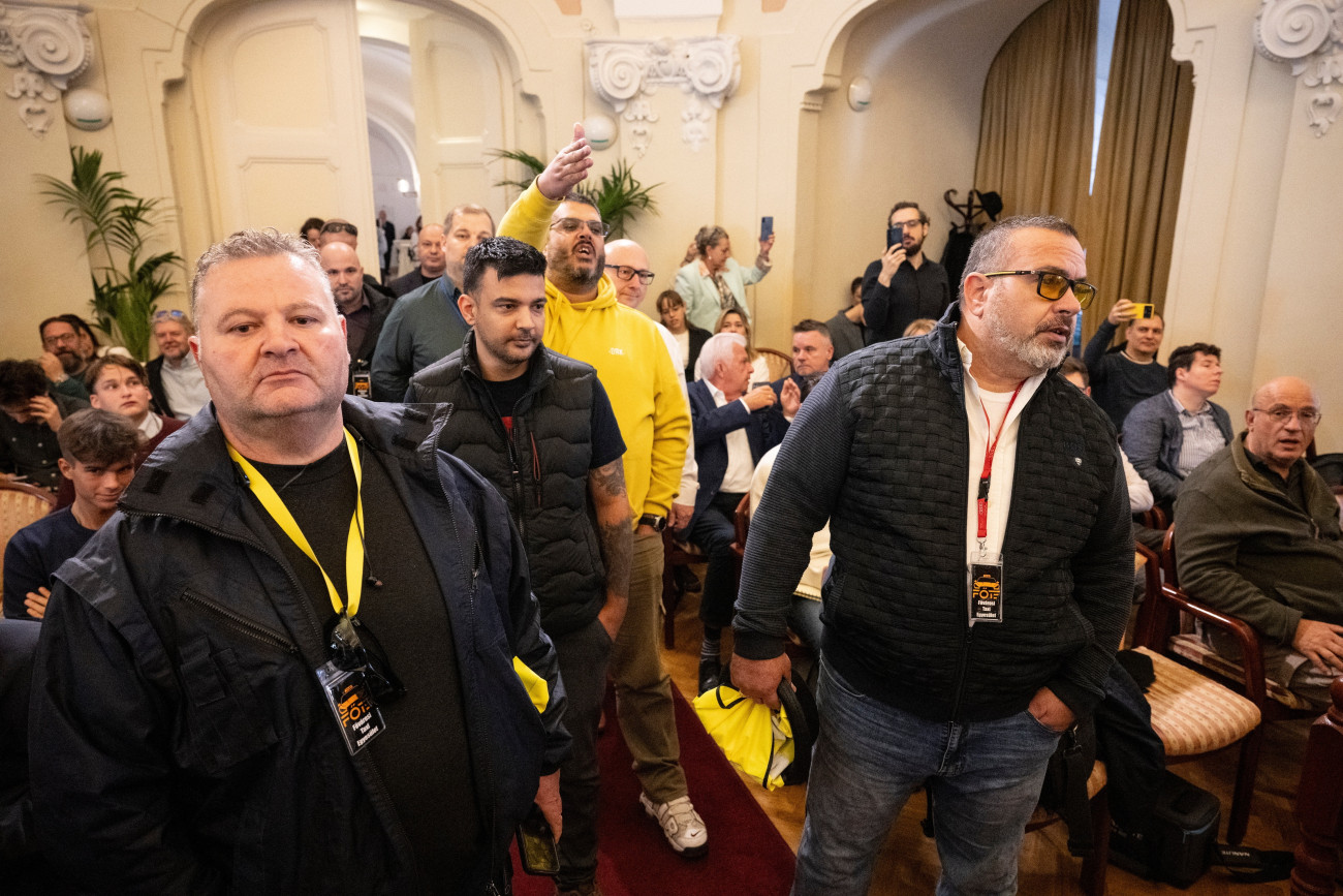 Budapest, 2025. október 29.
A taxisdemonstráció képviselõi a Fõvárosi Közgyûlés ülésén a Városháza dísztermében 2025. október 29-én. A taxisok tarifaemelést követelnek, valamint szorgalmazzák az engedélyek számának korlátozását, az illegális fuvarszervezés felszámolását.
MTI/Szigetváry Zsolt