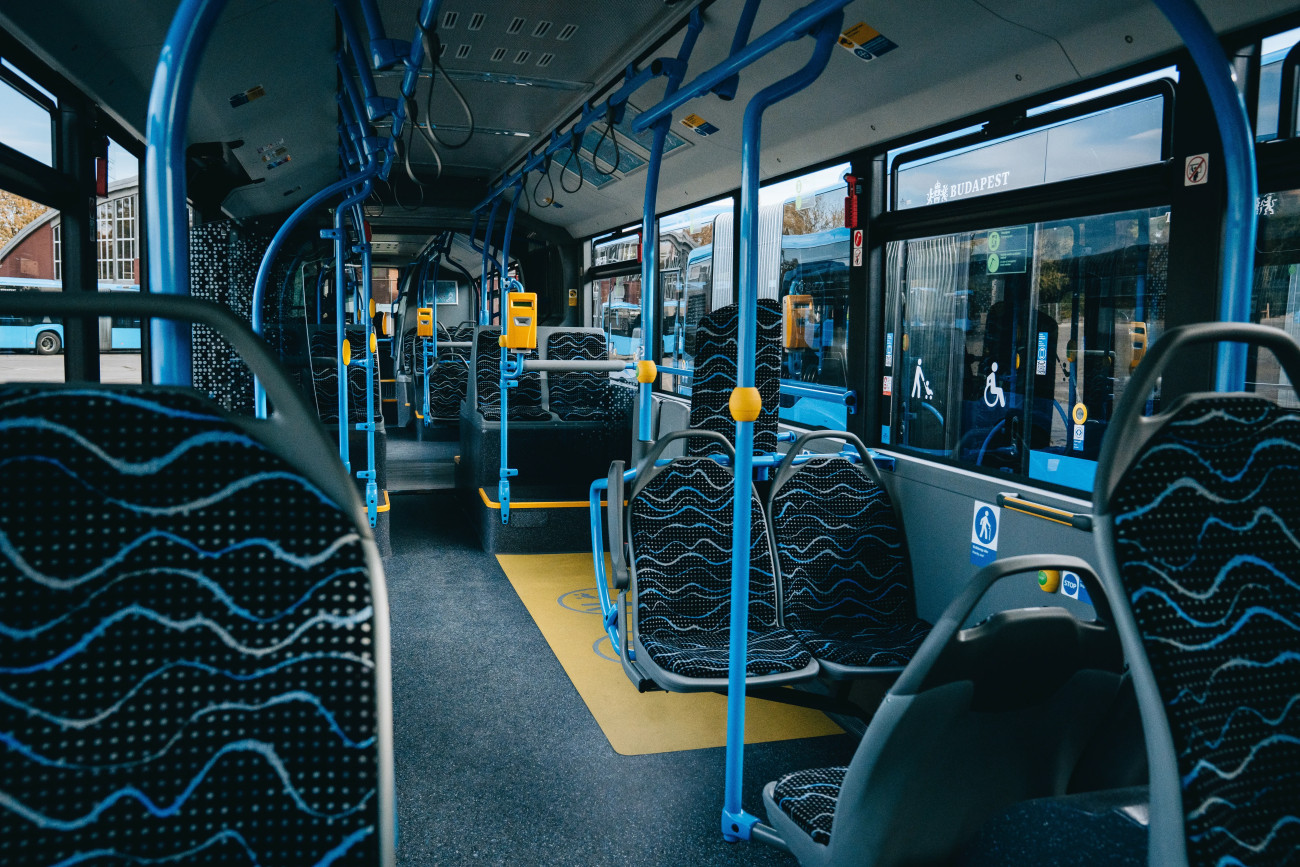 Az új buszok nemcsak teljesen alacsonypadlós kialakításukkal szolgálják a kényelmes utazást, hanem erőteljes klímaberendezéssel és USB-töltőpontokkal is felszereltek.