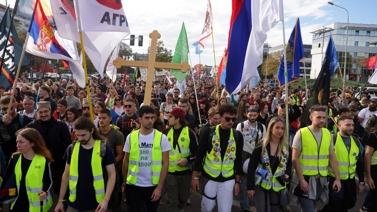 Belgrád, 2025. október 30.
Szerb diákok és támogatóik Belgrádból Újvidékre indulnak 2025. október 30-án, hogy két nap múlva megemlékezzenek az áldozatokról az ottani tömegszerencsétlenség elsõ évfordulóján. Az újvidéki vasútállomás elõtetejének leszakadása miatt 16 ember életét vesztette.
MTI/EPA/Andrej Cukic