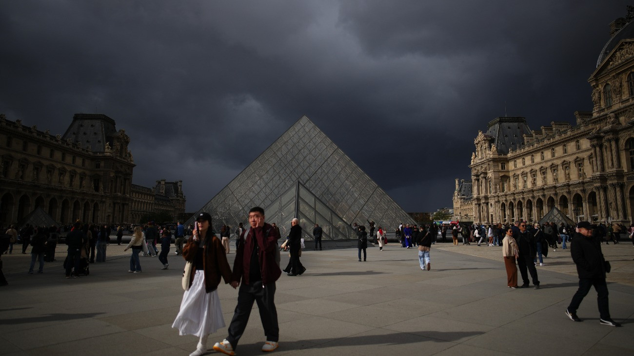 Párizs, 2025. október 27.
Járókelõk a párizsi Louvre múzeum udvarán 2025. október 27-én. Október 19-én, fényes nappal nyolc nagyértékû, a XIX. századból származó koronaékszert elloptak a párizsi Louvre-ból. A négy tettes közül kettõt elfogott a rendõrség.
MTI/AP/Christophe Ena