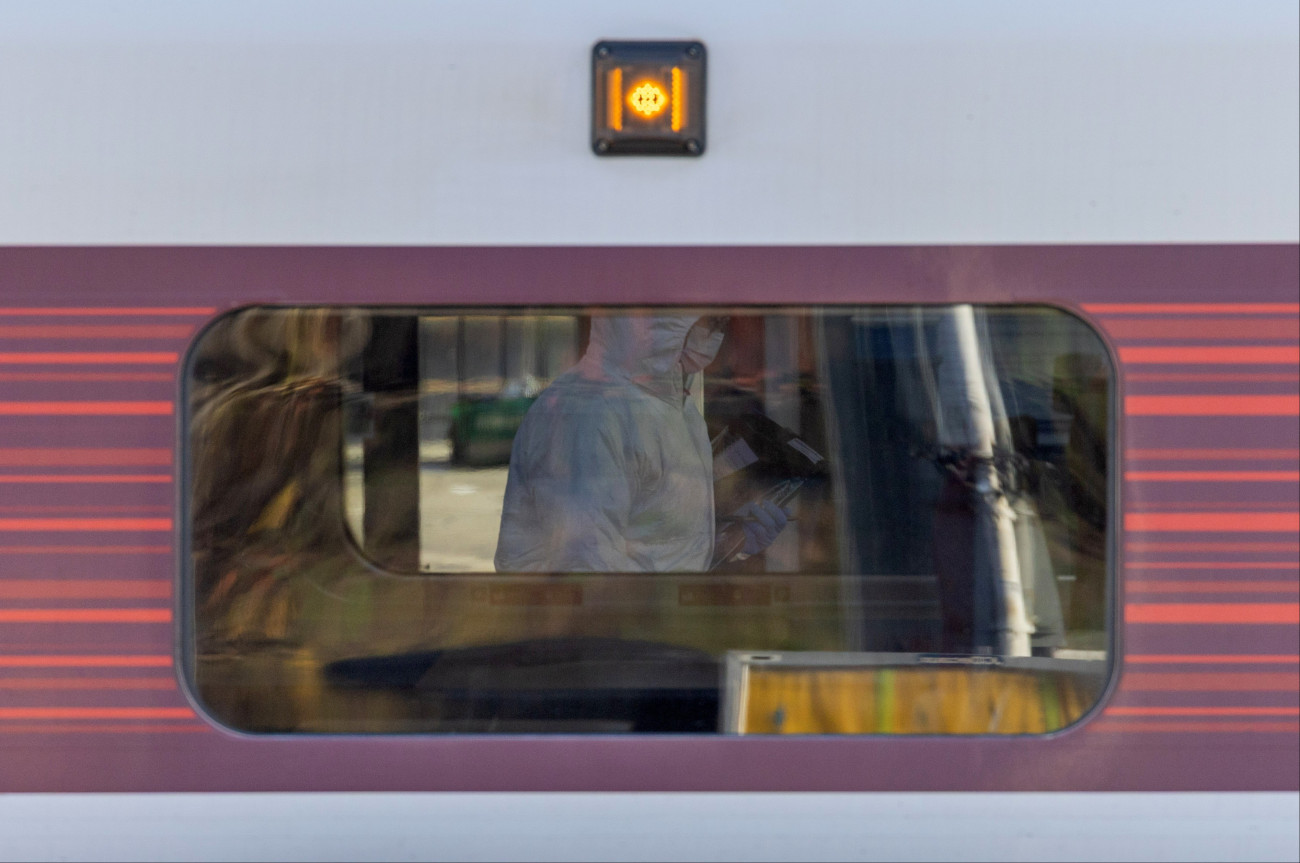 Huntingdon, 2025. november 2.
Helyszínelõ rendõrök a Cambridgeshire megyében fekvõ Huntingdon vasútállomásán veszteglõ vonaton 2025. november 2-án, miután a közelben késes támadás történt a Londonba tartó szerelvényen. Tízen megsérültek, közülük kilencen életveszélyesen. A két brit állampolgár támadót õrizetbe vették. A rendõrség nem terrorcselekménynek tekinti a támadást.
MTI/EPA/Tayfun Salci