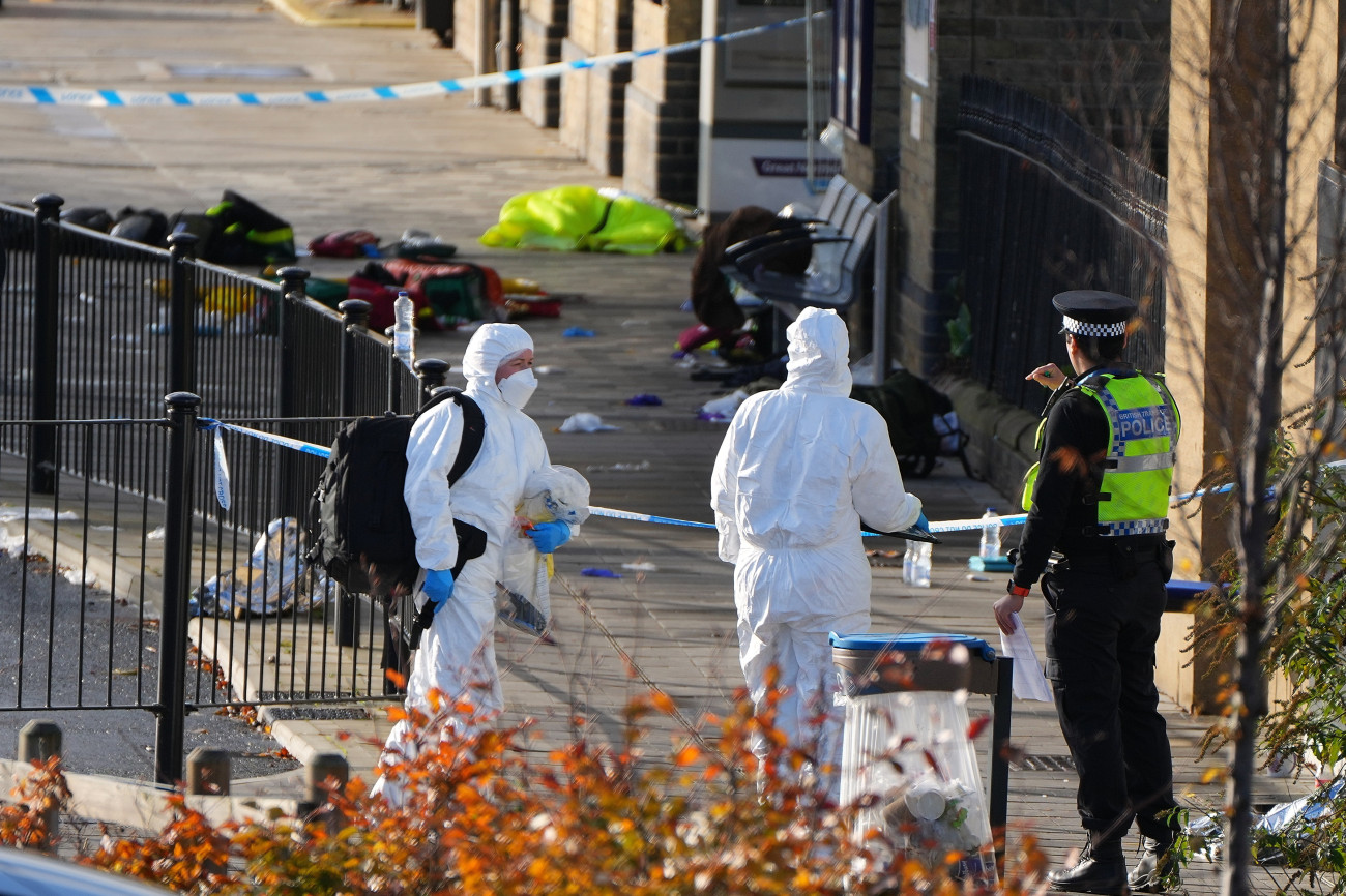 Huntingdon, 2025. november 2.
Helyszínelõ rendõrök a menekülõ utasok által hátrahagyott holmik elõtt, a Cambridgeshire megyében fekvõ Huntingdon vasútállomásán 2025. november 2-án, miután a közelben késes támadás történt egy Londonba tartó vonaton. Tízen megsérültek, közülük kilencen életveszélyesen. A két brit állampolgár támadót õrizetbe vették. A rendõrség nem terrorcselekménynek tekinti a támadást.
MTI/AP/Kirsty Wigglesworth