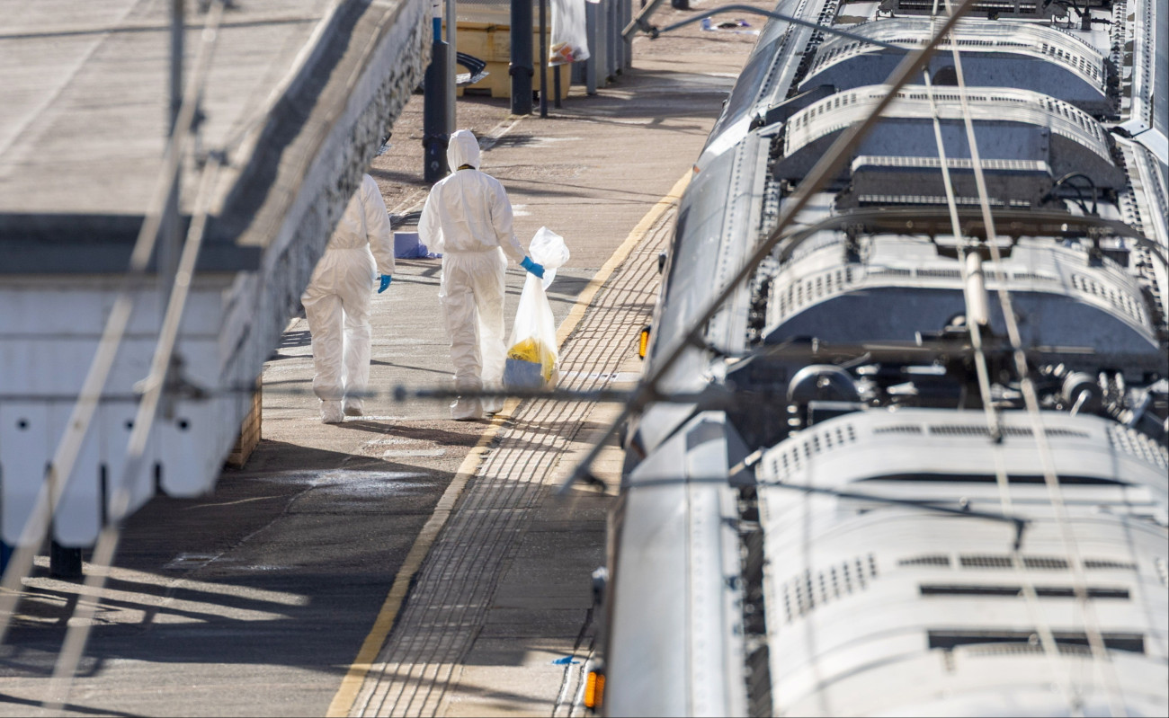 Huntingdon, 2025. november 2.
Helyszínelõ rendõrök a Cambridgeshire megyében fekvõ Huntingdon vasútállomásán 2025. november 2-án, miután a közelben késes támadás történt egy Londonba tartó vonaton. Tízen megsérültek, közülük kilencen életveszélyesen. A két brit állampolgár támadót õrizetbe vették. A rendõrség nem terrorcselekménynek tekinti a támadást.
MTI/EPA/Tayfun Salci