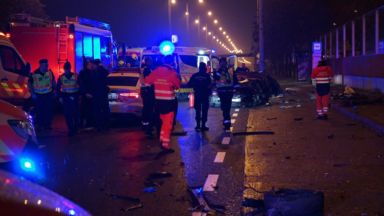 Budapest, 2025. november 16.
Rendõrök helyszínelnek 2025. november 16-án az M3-as autópálya kivezetõ szakaszának Szerencs utcai keresztezõdésénél, ahol villanyoszlopnak csapódott autójával és a helyszínen meghalt egy fiatal férfi. A balesetezõ gépjármûvet a rendõrök a fõváros VI. kerületében, a Kodály Köröndnél akarták intézkedés alá vonni. A gépjármû a rendõri jelzésre nem állt meg, továbbhajtott, a rendõrök a gépjármûvet követték, amely a Szerencs utcai keresztezõdésnél villanyoszlopnak csapódott.
MTI/Mihádák Zoltán