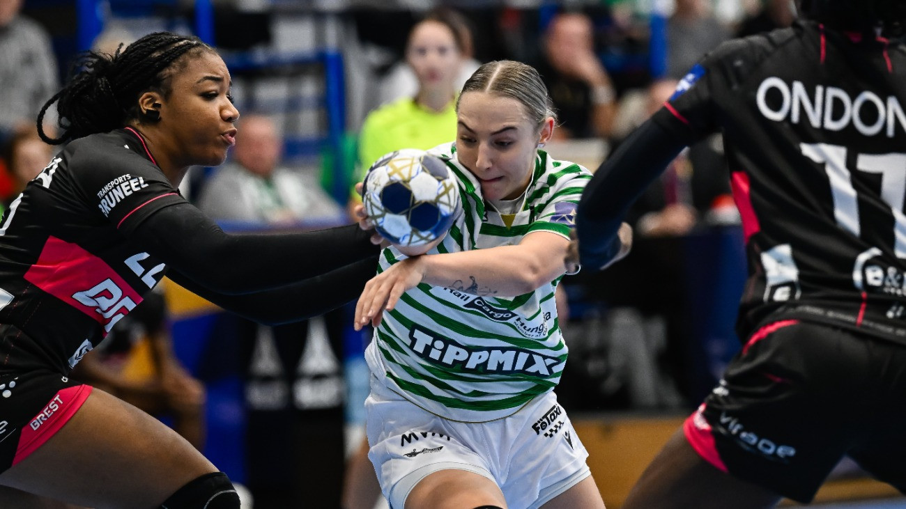 Érd, 2025. november 16.
Simon Petra Anna, a FTC-Rail Cargo Hungaria (k), valamint Pauletta Foppa (b) és Anna Vyakhireva (j), az Brest Bretagne Handball játékosa a nõi kézilabda Bajnokok Ligája csoportkörében játszott FTC-Rail Cargo Hungaria  Brest Bretagne Handball mérkõzésen az Érd Arénában 2025. november 16-án.
MTI/Vasvári Tamás