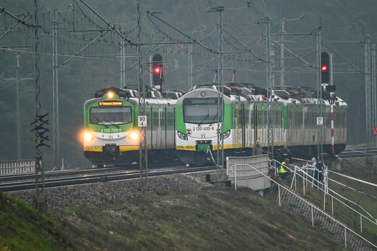 Mika, 2025. november 17.
Megrongált vasúti pályaszakasznál vizsgálódnak a hatóságok a Varsó-Deblin vasútvonalon, a közép-lengyelországi Garwolin városnál levõ Mika vasútállomás közelében 2025. november 17-én. Az elõzõ napon pályarongálásról tett jelentést egy mozdonyvezetõ, az elõzetes vizsgálat szerint robbantás okozta a kárt. Személyi sérülés nem történt.
MTI/EPA/PAP/Przemyslaw Piatkowski