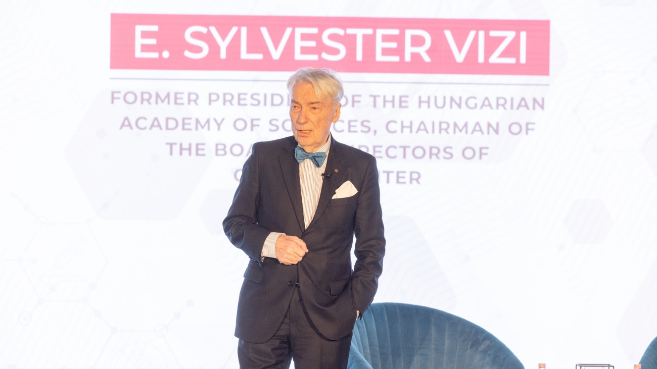 Vizi E. Szilveszter, az MTA volt elnöke Hogyan károsítja a droghasználat a testet és az elmét? címmel tartott előadást az MCC Budapest Summiton. Fotó: Facebook/Mathias Corvinus Collegium