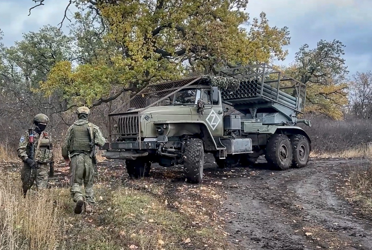 Ukrajna, 2025. november 17.
Az orosz védelmi minisztérium által 2025. november 17-én közreadott videóról készített képen orosz katonák 122 milliméteres BM-21-es Grad rakétavetõvel készülnek ukrán célpontra tüzelni egy nem megnevezett ukrajnai helyszínen.
MTI/EPA/Orosz védelmi minisztérium