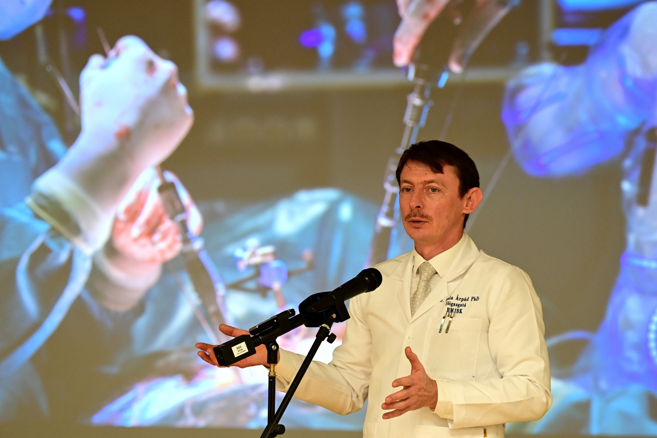 Budapest, 2025. november 21.
Viola Árpád, az elsõ magyarországi robotasszisztált gerincsebészeti beavatkozást végzõ idegsebész, az intézmény fõigazgatója sajtótájékoztatót tart a Budapesti Dr. Manninger Jenõ Baleseti Központban 2025. november 21-én. A mûtétet egy 48 éves gerincdaganatos férfin végezték el, a beavatkozás során segítségükre volt egy intraoperatív CT-vizsgáló és a robot.
MTI/Kovács Attila