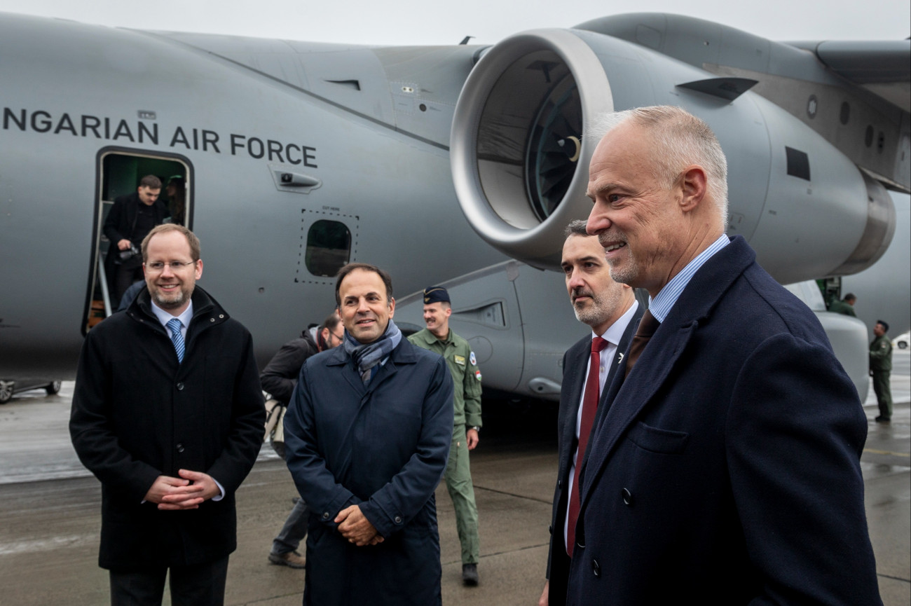 Kecskemét, 2025. november 21.
Szalay-Bobrovniczky Kristóf, Magyarország honvédelmi minisztere (j) és Marcio Monteiro, az Embraer Defense & Security marketing igazgatója (j2) a Magyar Honvédség vitéz Szentgyörgyi Dezsõ 101. Repülõdandár kecskeméti bázisán, ahova megérkezett a második magyar KC-390 Millennium katonai szállítórepülõgép 2025. november 21-én.
MTI/Ujvári Sándor